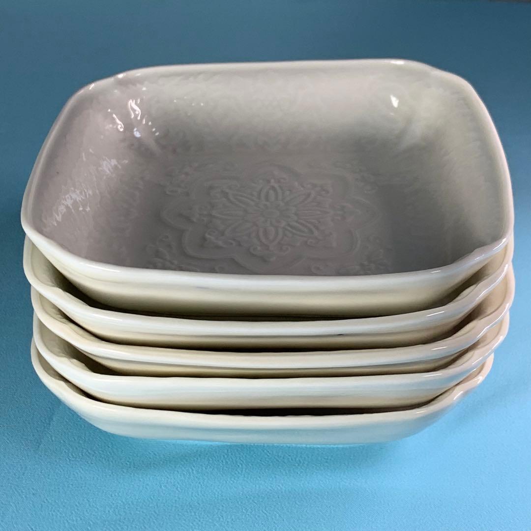 K542☆古い 愛媛 砥部焼 向井製 淡黄磁膾皿 5人前 陽刻 白磁 共箱付