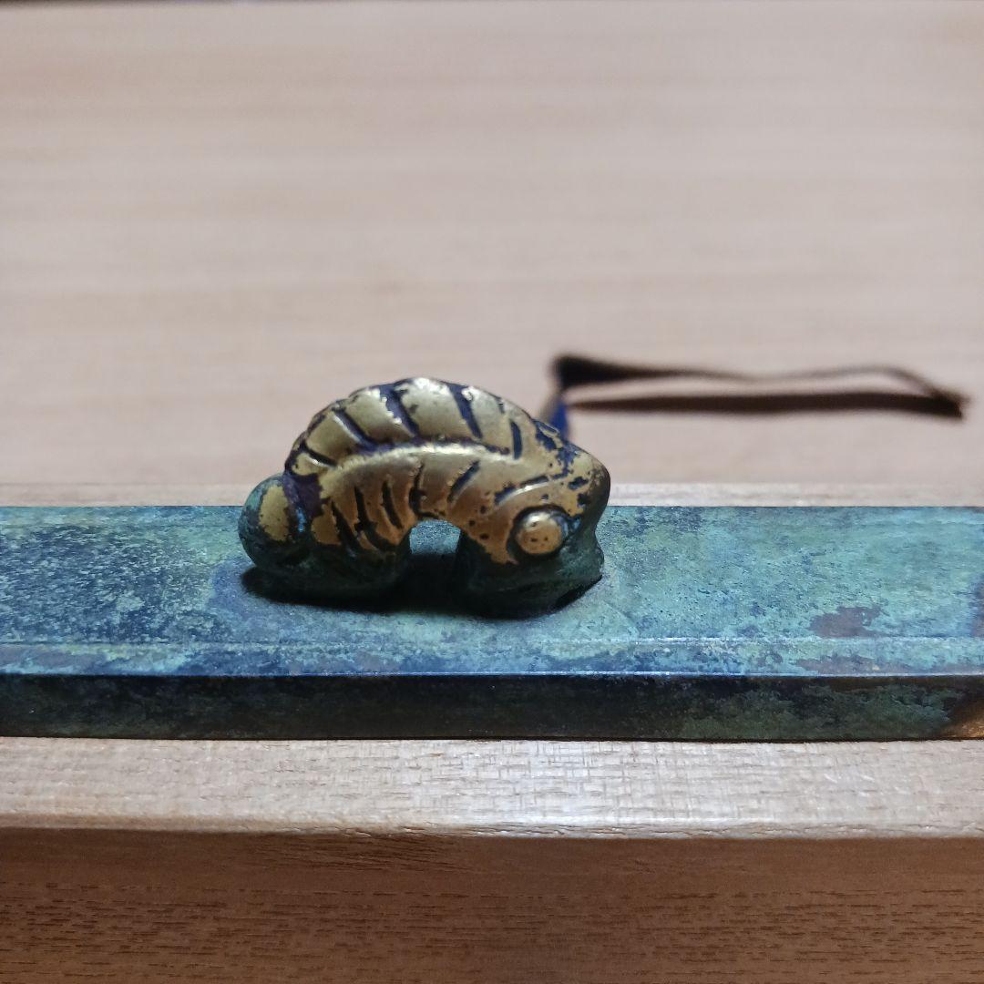 秦蔵六　塗金銅書鎮　長方竜紐　在名　共箱　共布　栞