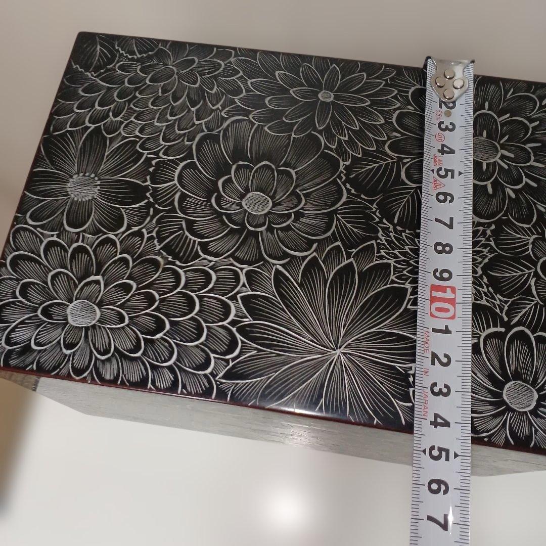 お茶道具、茶箱、銀漆花紋、輪島塗。蓋に補修の後あり、最後に、2枚写真あり。