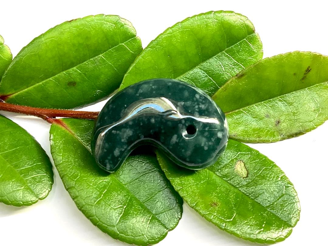 糸魚川翡翠コン沢青 勾玉　コレクションに‼️ 買って損無しの高額商品を　本物保証品