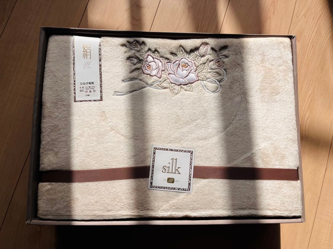 日本製 SUN・HERO シルク毛布 絹100％ 約1.4kg 未使用花刺繍