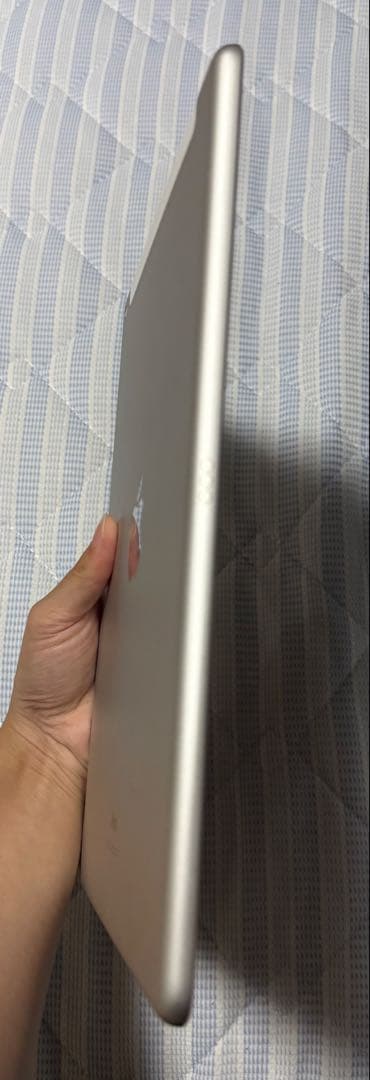 たっちゅー【美品】Apple iPad シルバー 本体 第七世代