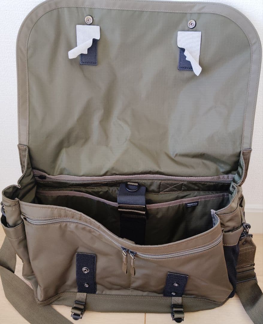 オリーブグリーン フラップ式ショルダーバッグ