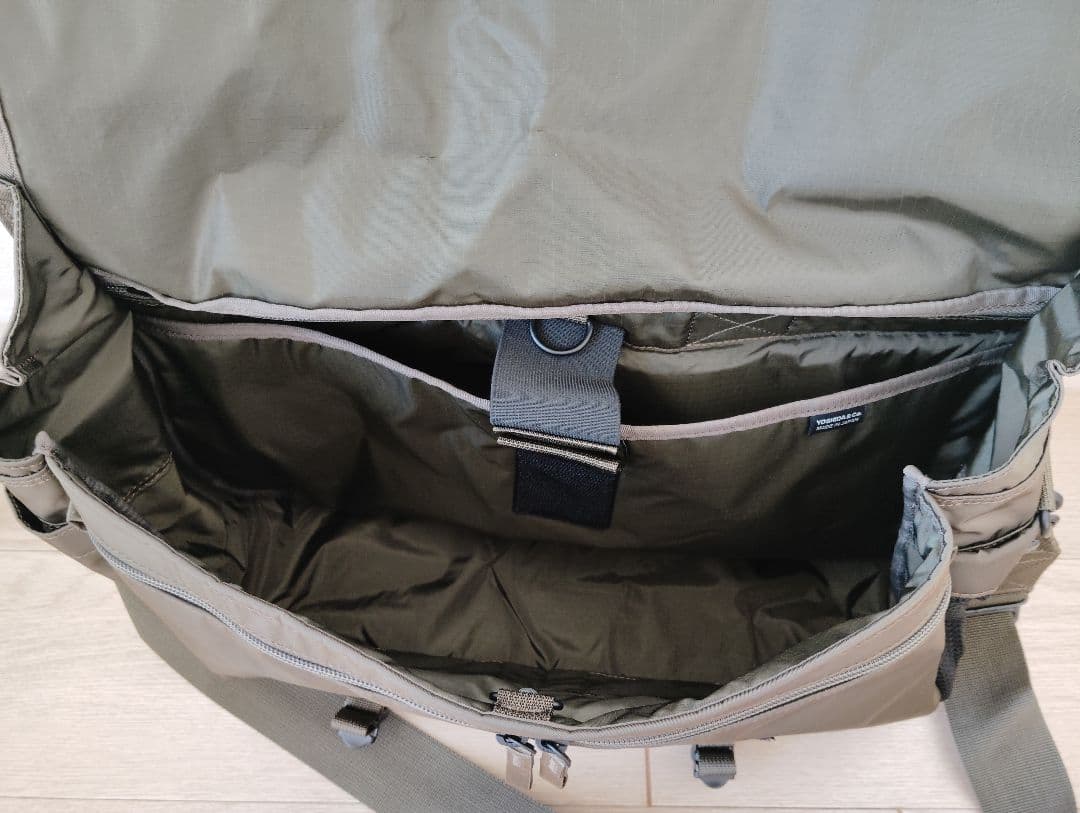 オリーブグリーン フラップ式ショルダーバッグ