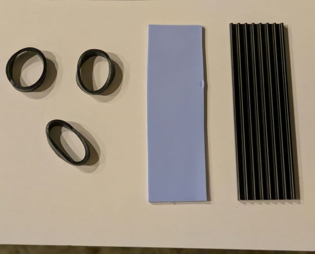 ど*く様 2TB NVMe SSD ヒートシンク付き