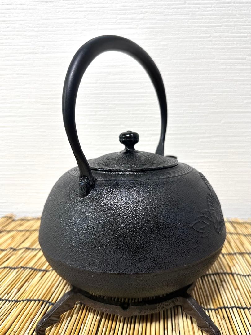 新品、供箱付　南部及春南部宝星堂造　２２型　平丸菊　鉄瓶　南部鉄瓶　南部鉄器