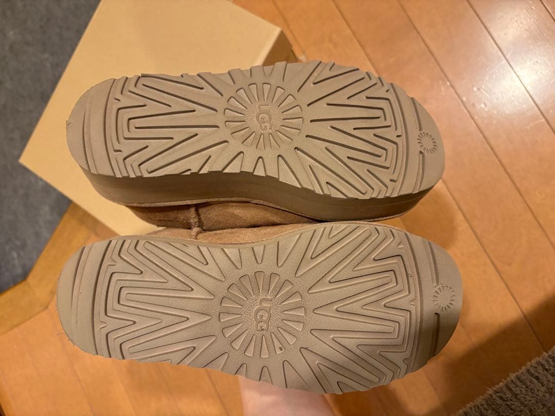 UGGブラウン厚底ショートブーツ