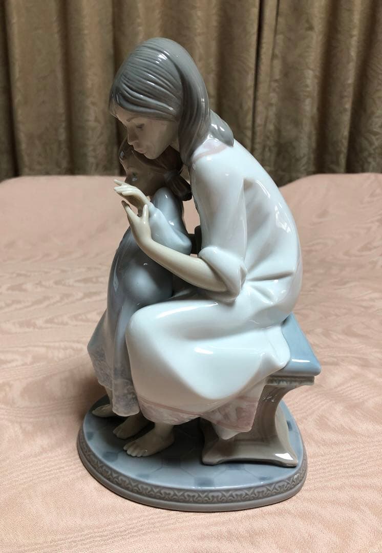 リヤドロ　　　お母さんと女の子