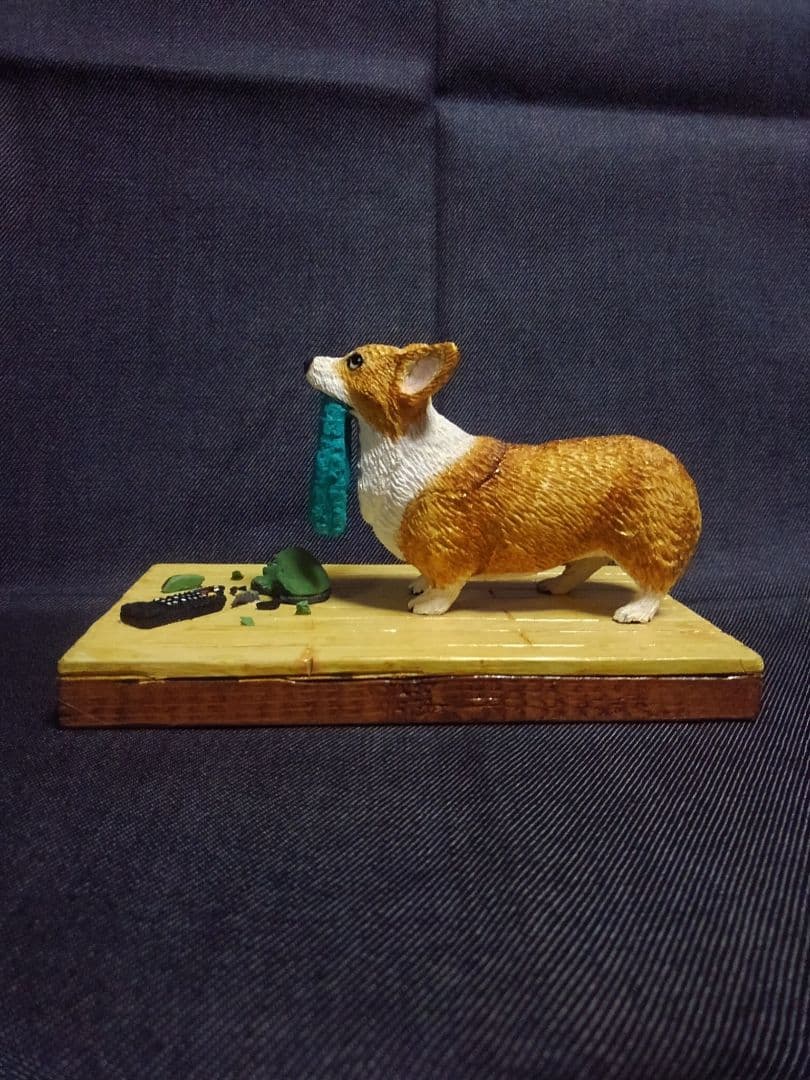 木彫りのコーギー