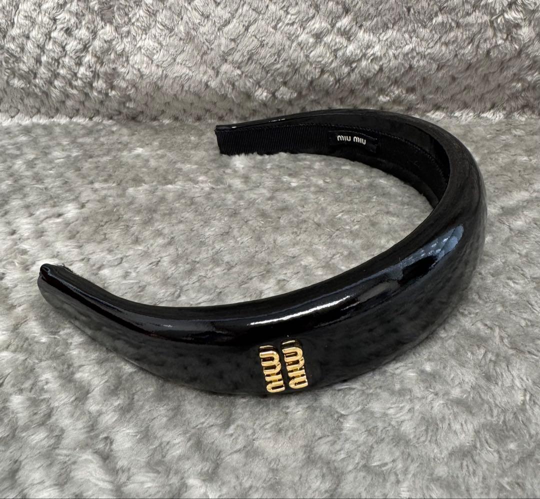 MIU MIU ミュウミュウ パテント　カチューシャ　ブラック