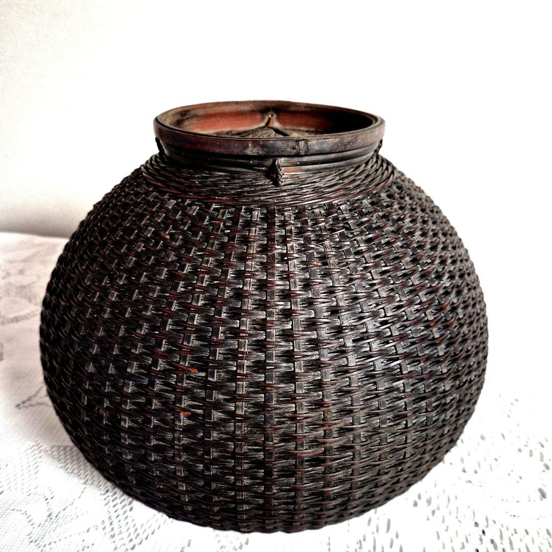 竹の編み込み花入れ