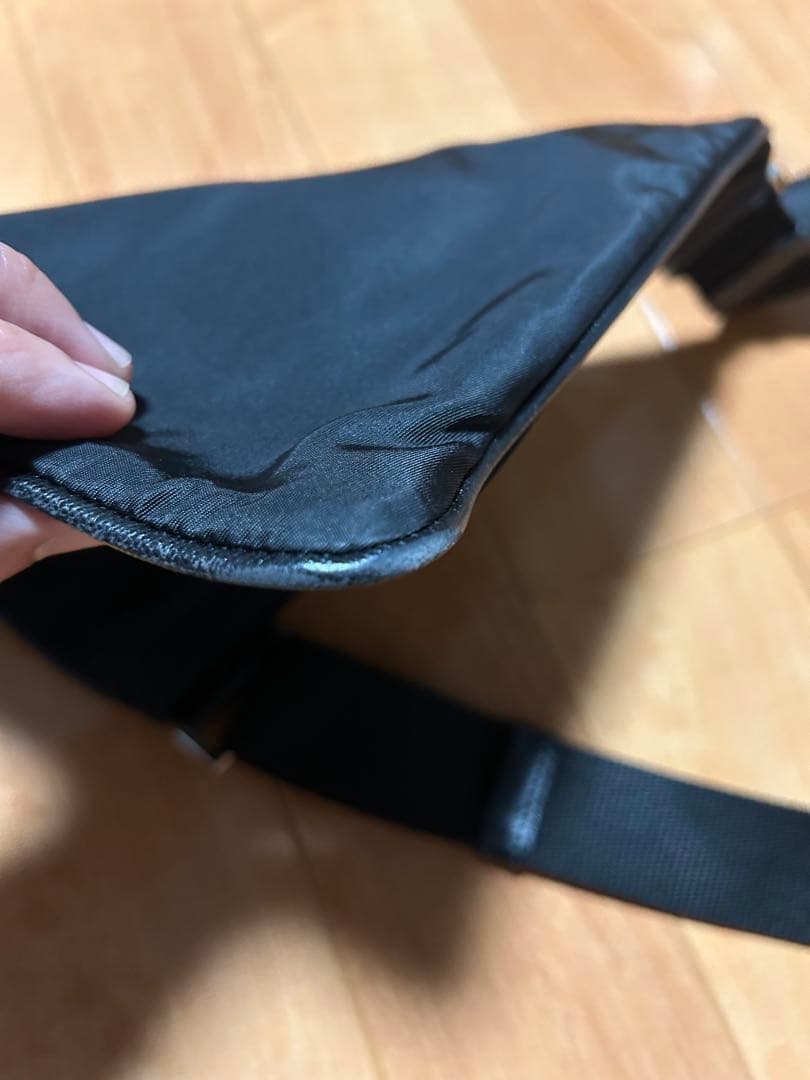 プラダ　ナイロン　斜めがけ　マチなし　ショルダーバッグ