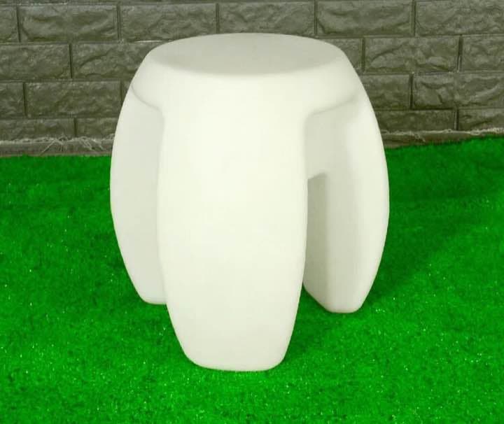 最後の一つ なんか変な形の椅子 光る！