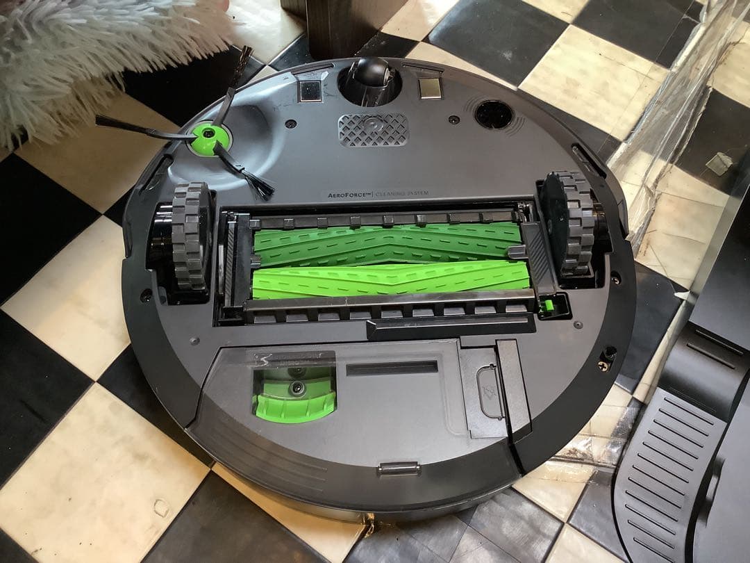 iRobot Roomba ルンバ j7+　ロボット掃除機
