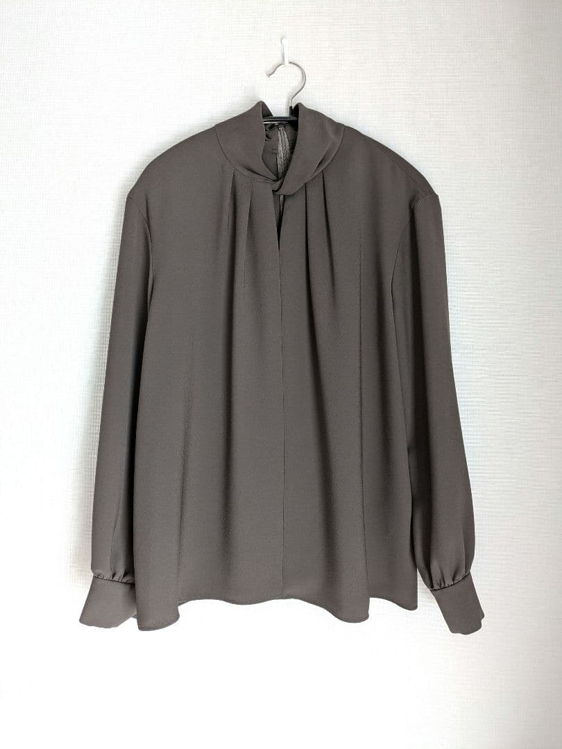 美品 セオリーリュクス 洗えるツイストカラーブラウス ダスティセダー 38