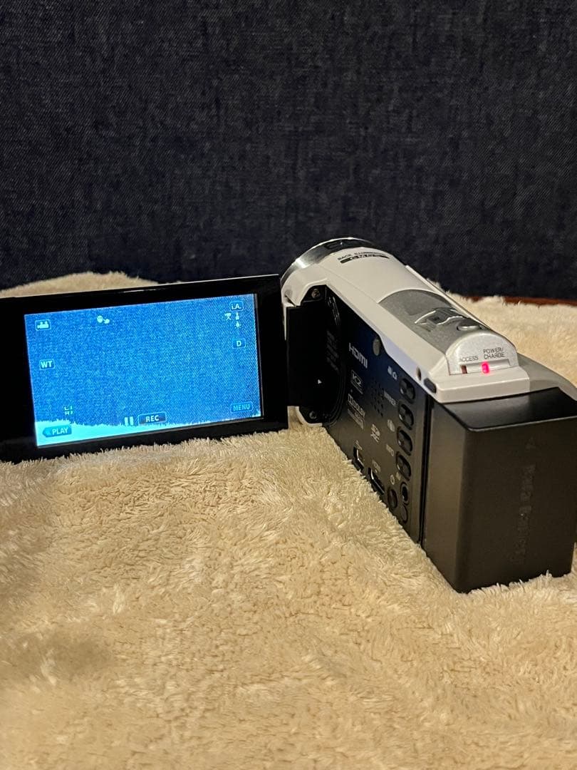 【良品】JVC ビデオカメラ　GZ-E770-W バッテリー3個付き