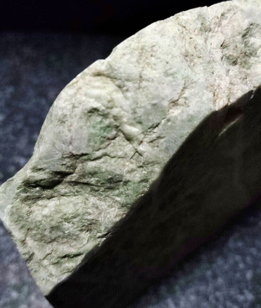 ★翡翠原石★糸魚川硬玉【姫川・転石・川ズレ・スライス0.6kg】