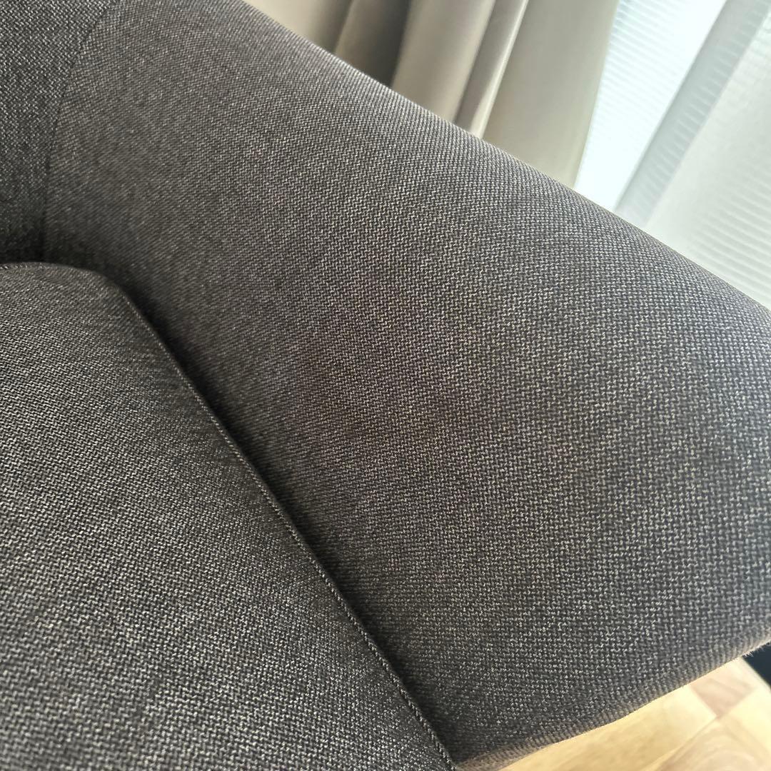 グレーのファブリックソファとオットマン