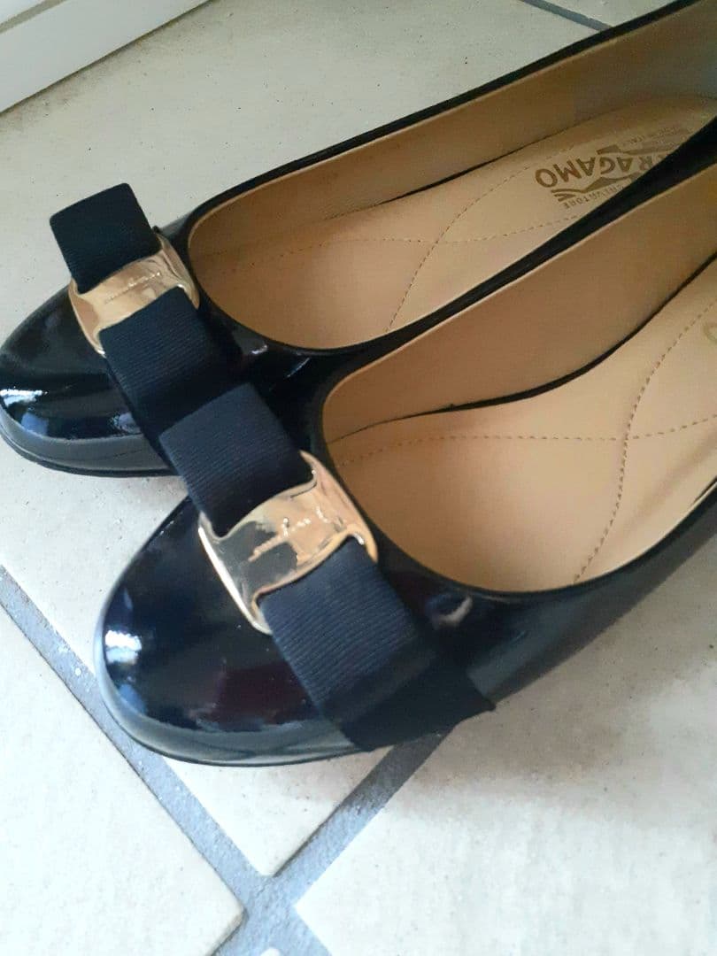 美品 ７D フラットフェラガモ パンプス 黒