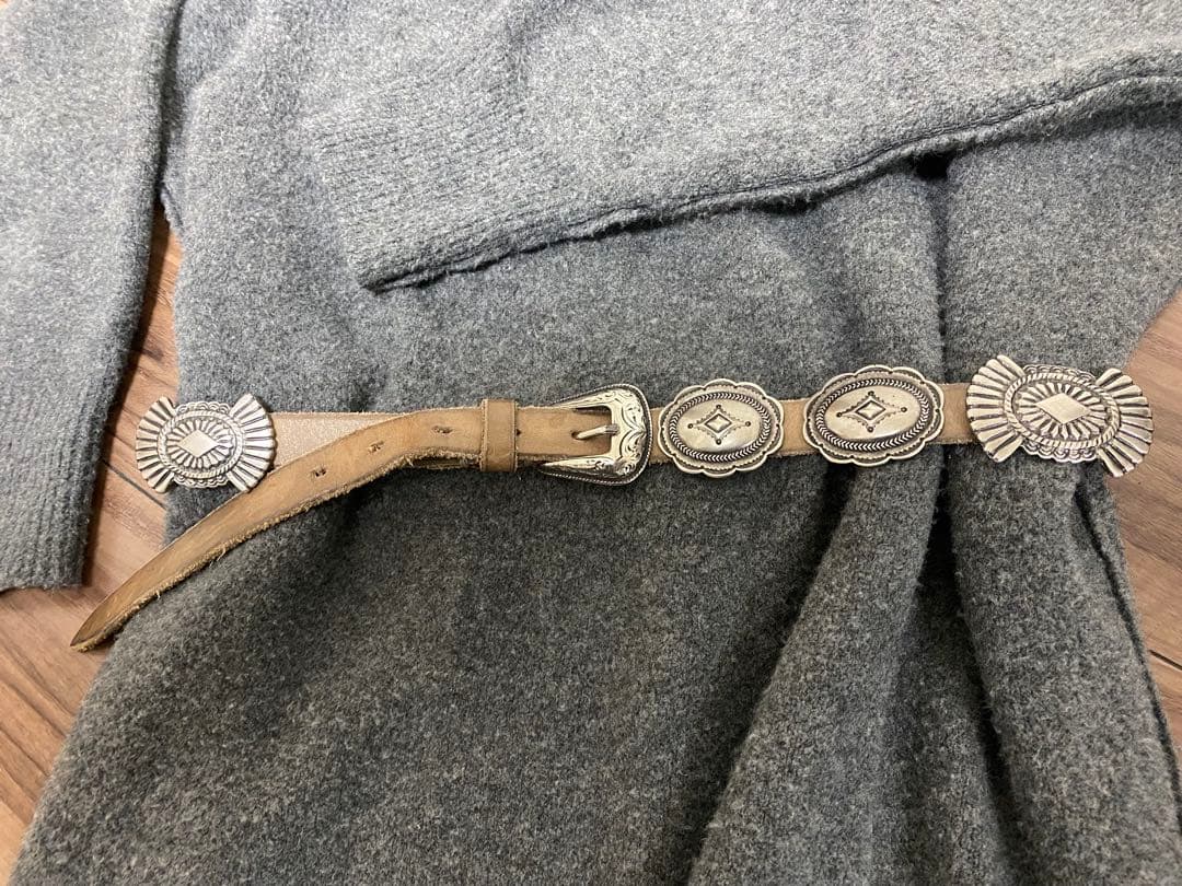 Puntovitaシルバーコンチョ付レザーベルト/ウィムガゼット/グレー