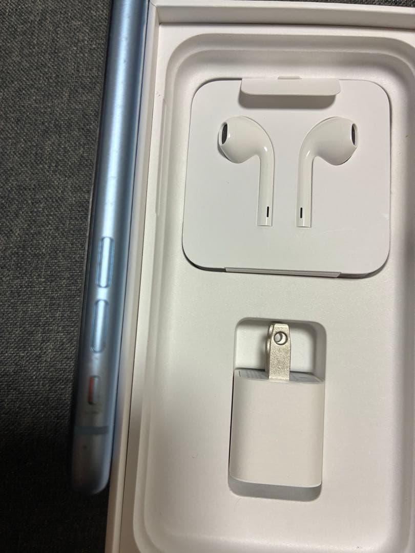 iPhone XR ブルー 本体 256GB 付属品付 予備充電器、保護フィルム