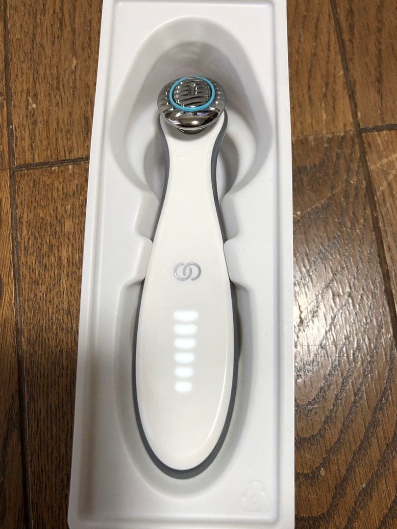 ニュースキン　美顔器 boost ホワイト充電ケーブル付き