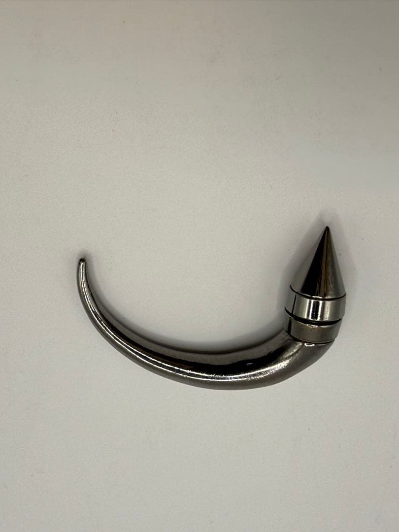 GIVENCHY ホーン ピアス 53mm シルバー