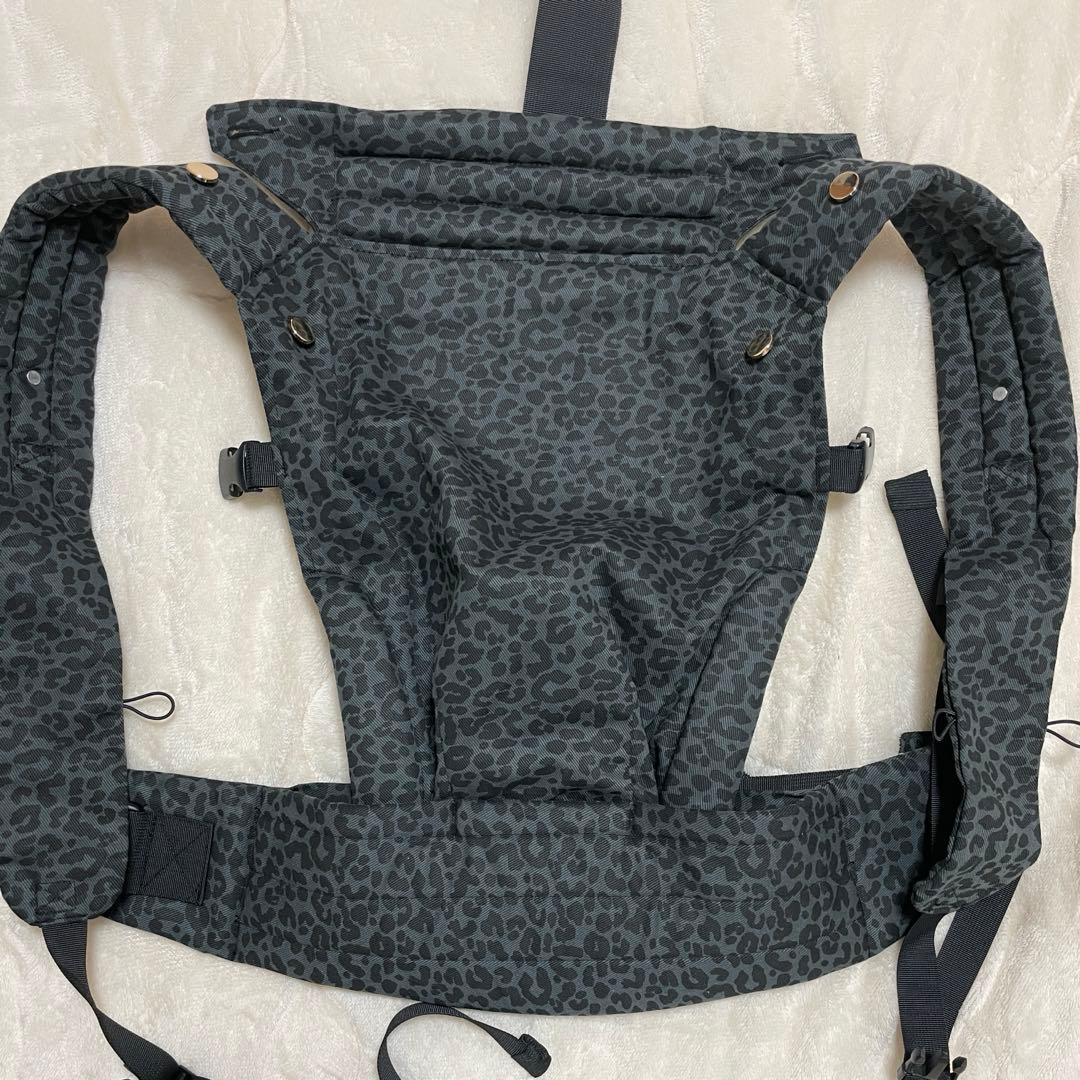 レオパード柄の抱っこ紐、Artipoppe風で、M字姿勢に対応しています。