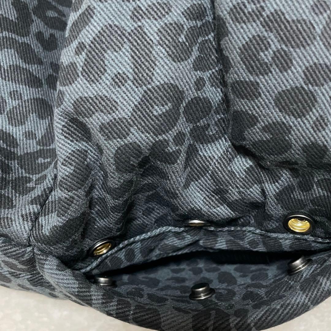 レオパード柄の抱っこ紐、Artipoppe風で、M字姿勢に対応しています。