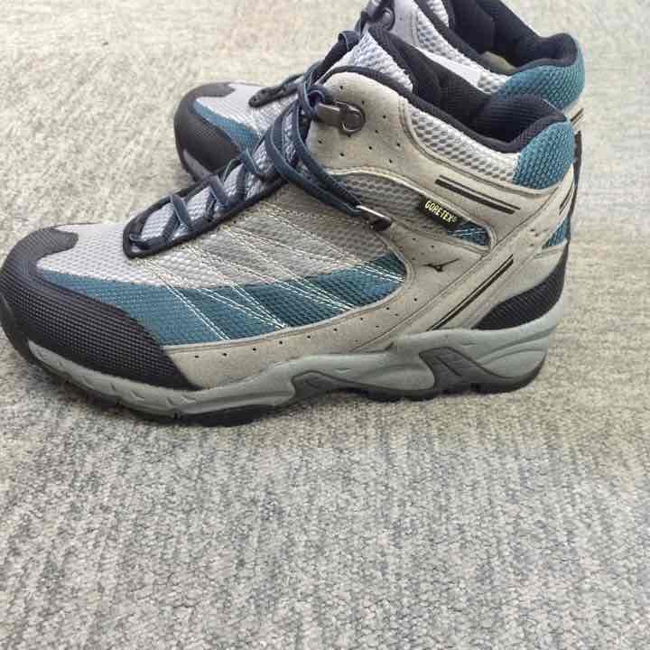 ウォーキングシューズ