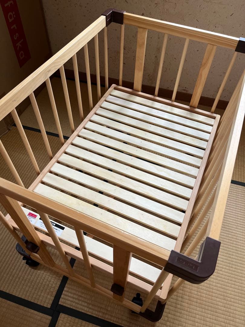 木製スラット式ベビーベッド キャスター付き