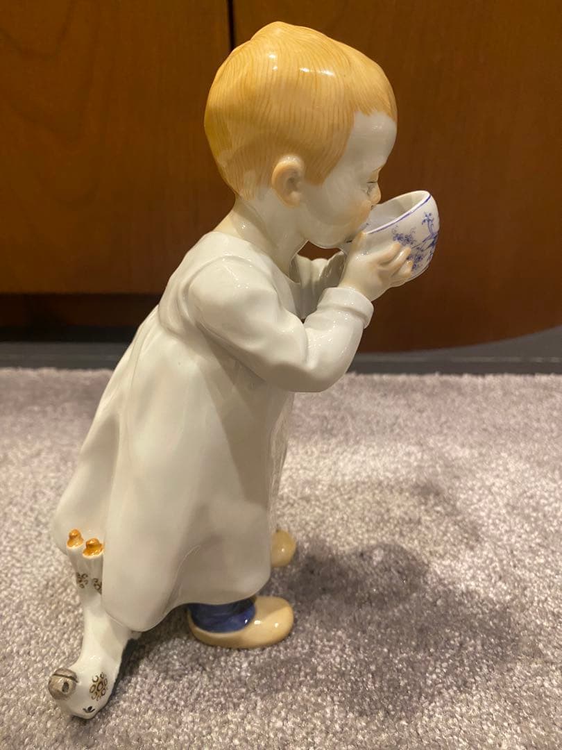 マイセン　ヘンチェル　子供　ミルクを飲む男の子　ブルーオニオン