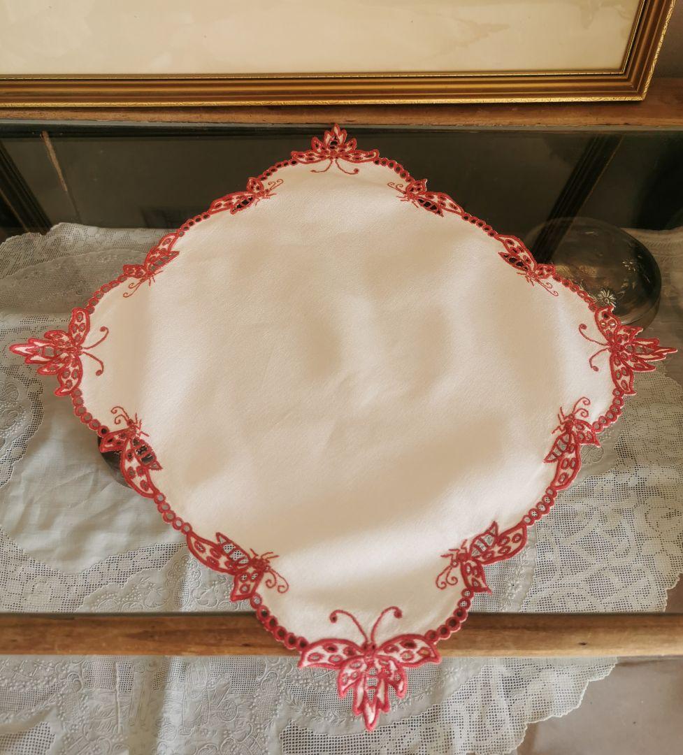 アンティークフランス オープンカットワーク パピヨン∞赤糸刺繍 縮緬風ドイリー