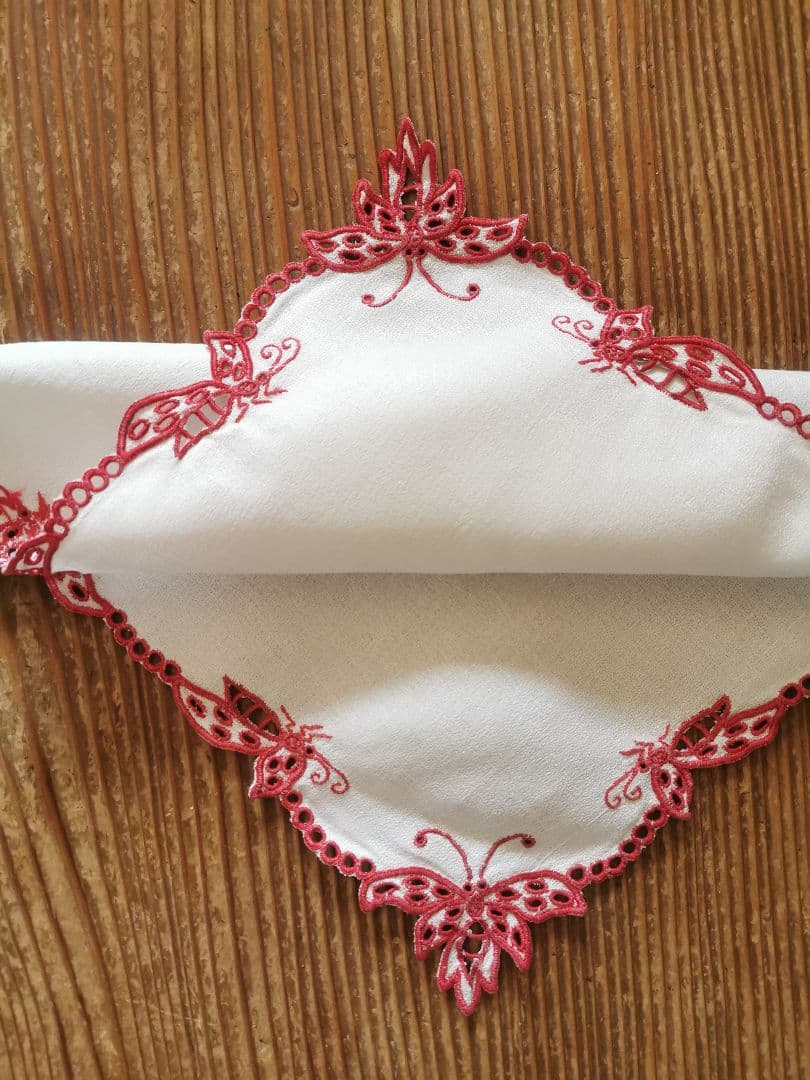 アンティークフランス オープンカットワーク パピヨン∞赤糸刺繍 縮緬風ドイリー