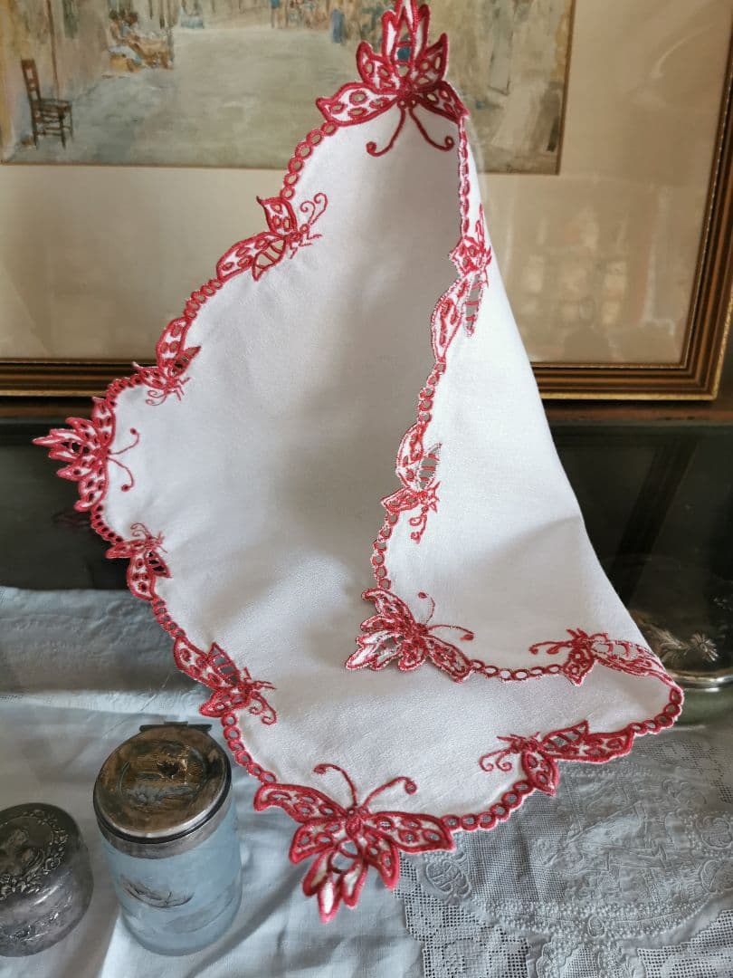 アンティークフランス オープンカットワーク パピヨン∞赤糸刺繍 縮緬風ドイリー