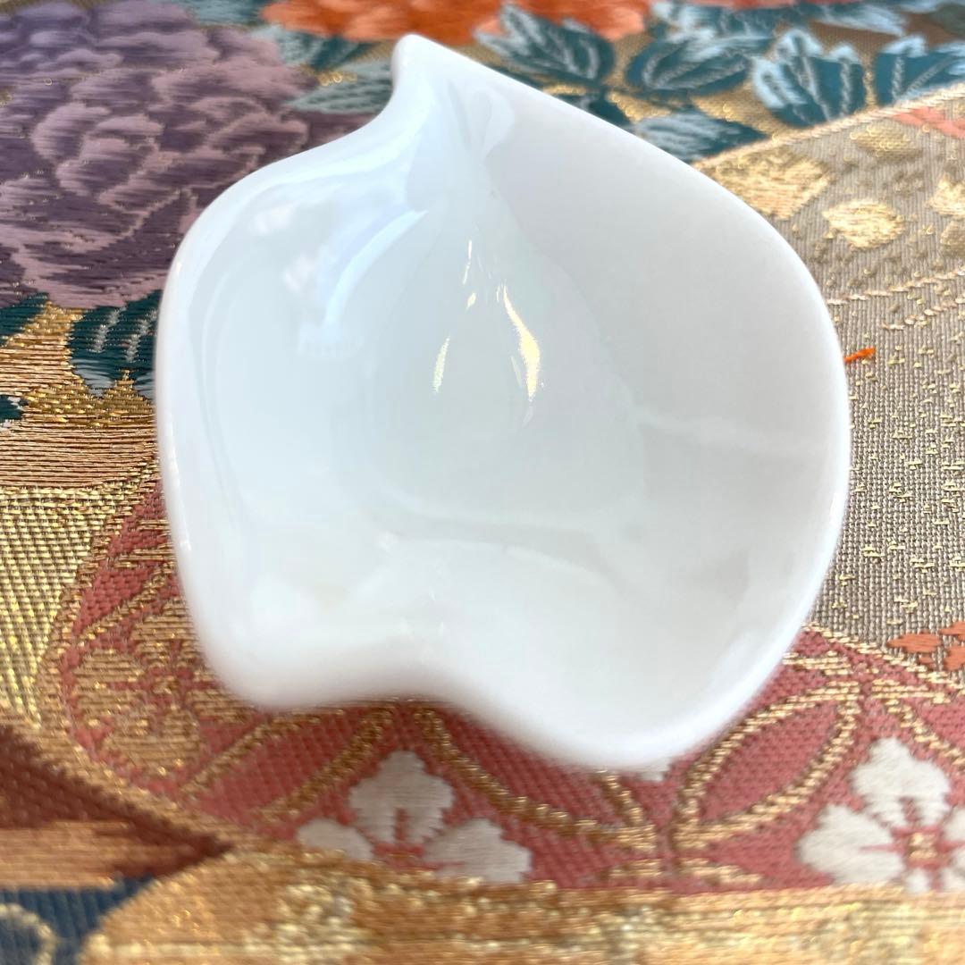 有田①藤巻製陶　青白磁　浅鉢5枚 ②変形三つ足皿5 枚③白磁　花びら型豆鉢5個