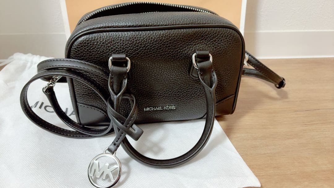 MICHAEL KORS ブラックショルダーバッグ