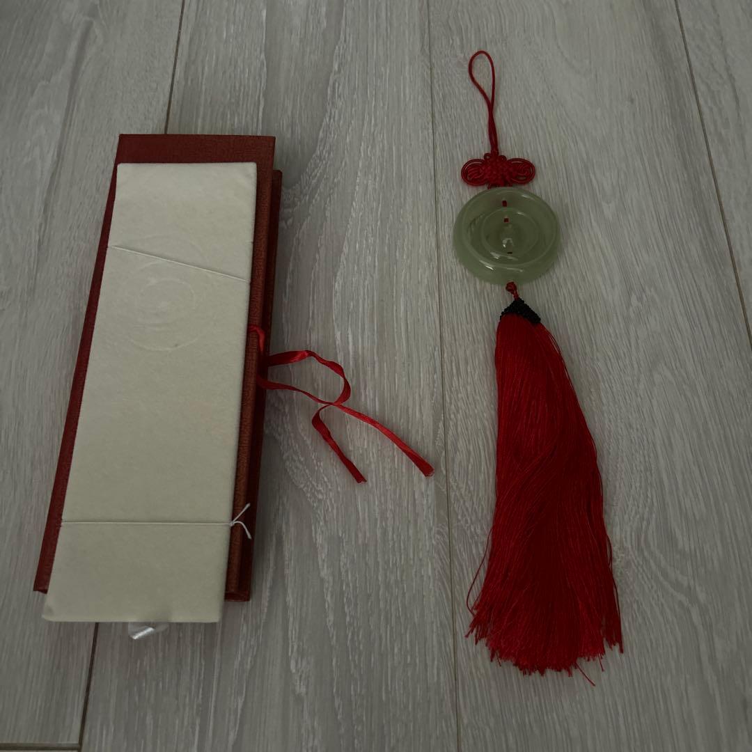 翡翠飾り 赤いタッセル付き