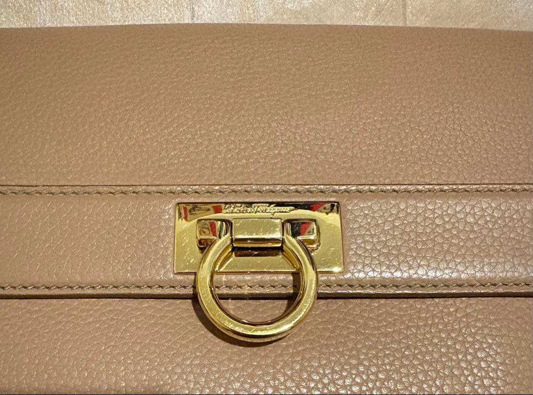 フェラガモ／ガンチーニ／ハンドバッグ／ショルダーバッグ ／キャメル／ベージュ