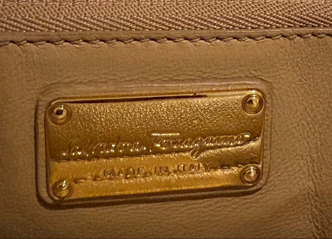 フェラガモ／ガンチーニ／ハンドバッグ／ショルダーバッグ ／キャメル／ベージュ