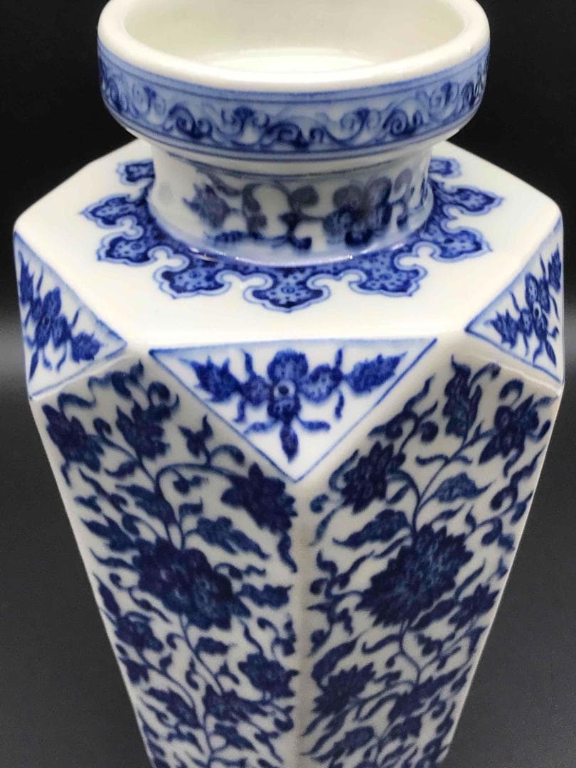 中国古美術　清乾隆時代　大清乾隆年製　在銘　染付花紋　唐草紋　花瓶(B-6)