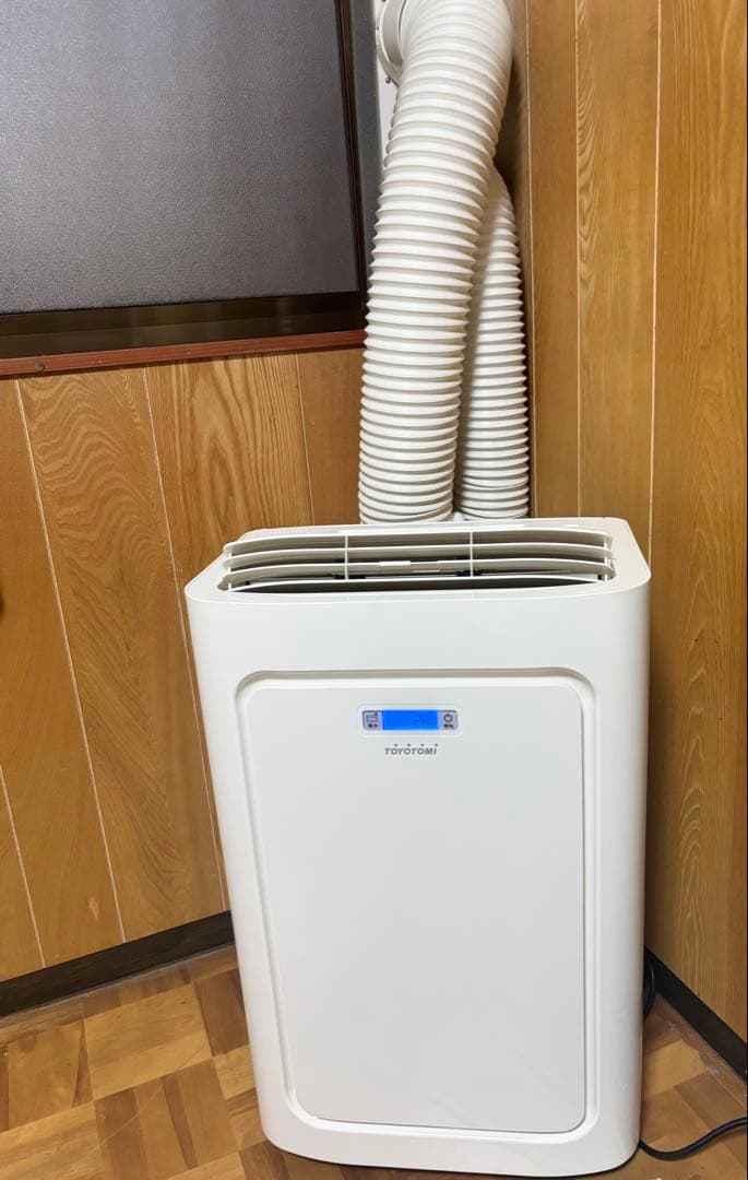 あ*こ様 美品　トヨトミ TAD-22JW 2019年製 スポット冷暖エアコン