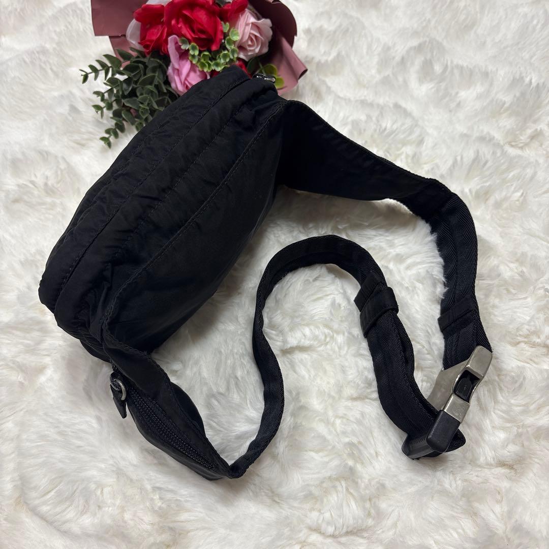 美品 PRADA プラダ ナイロン 三角プレート ボディバッグ ウエストポーチ