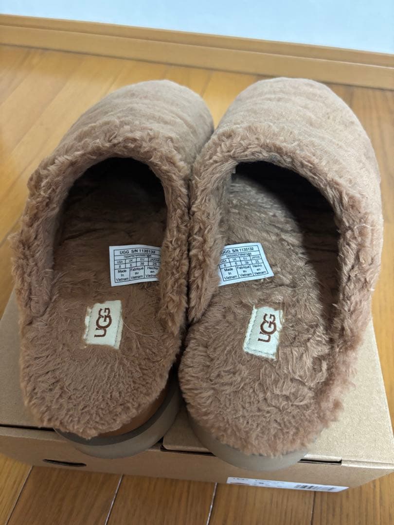 UGG ファー厚底サンダル