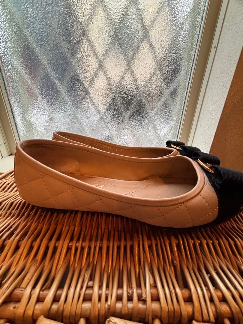 【美品】23.5フェラガモ　リボン　ローヒール　フラットピンク6D【専用袋付き】