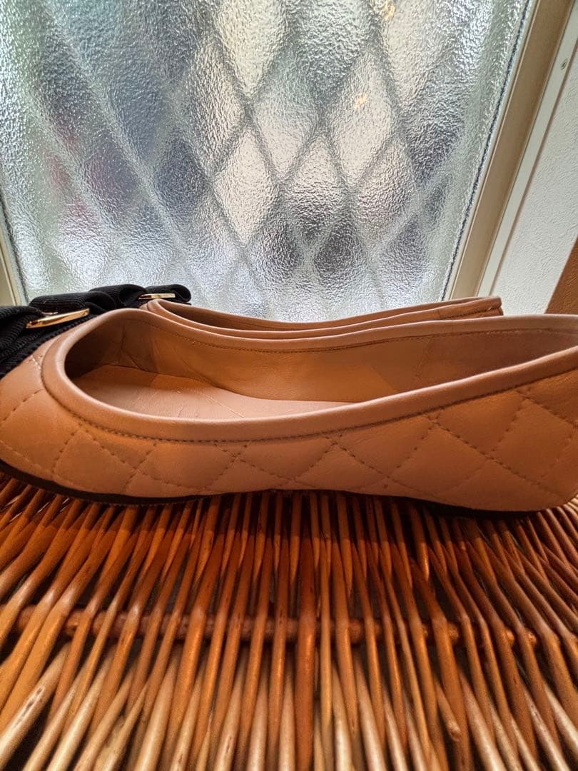 【美品】23.5フェラガモ　リボン　ローヒール　フラットピンク6D【専用袋付き】