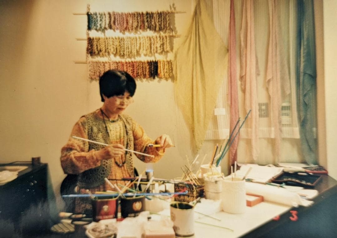 吉田正子トンボ玉（貳拾陸）　「瓶型」皮ひもネックレス　ガラス玉に込めた日本画