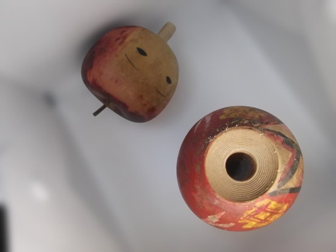 赤色りんご頭木製こけし人形