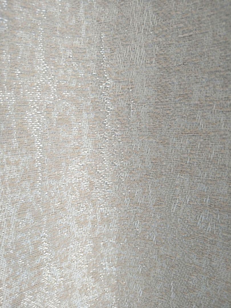 ベージュの遮光　光沢感あふれる高級カーテン