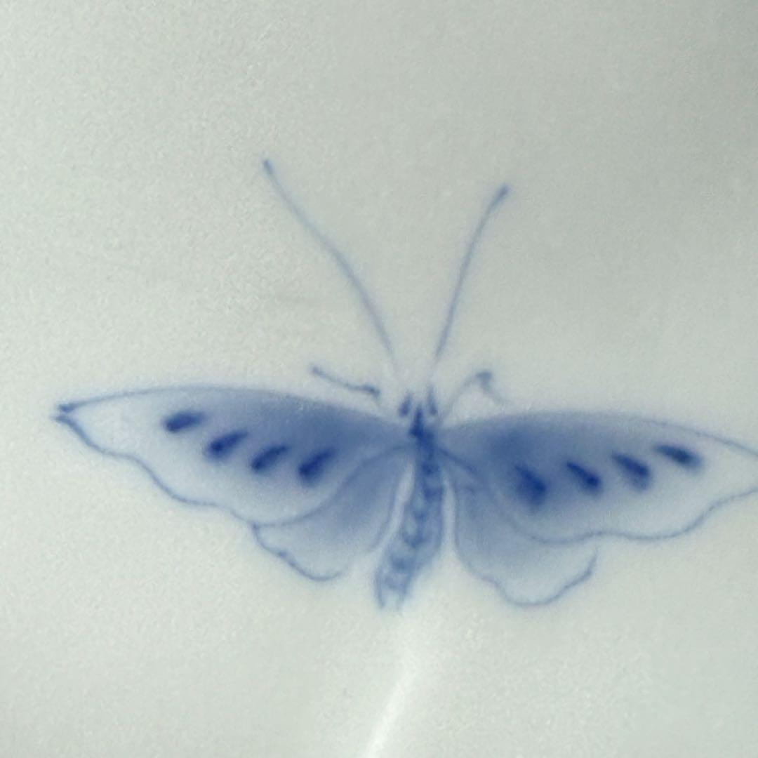 後期鍋島　染付蝶文牡丹形皿　1830-1870　「将軍家への献上鍋島」　同手掲載